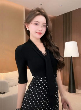 御姐黑色蕾丝飘带V领修身T恤