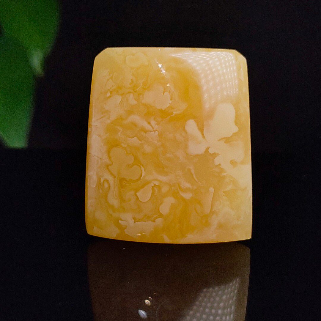 天然鸡油黄蜜蜡方牌挂坠蜜蜡平安颈饰