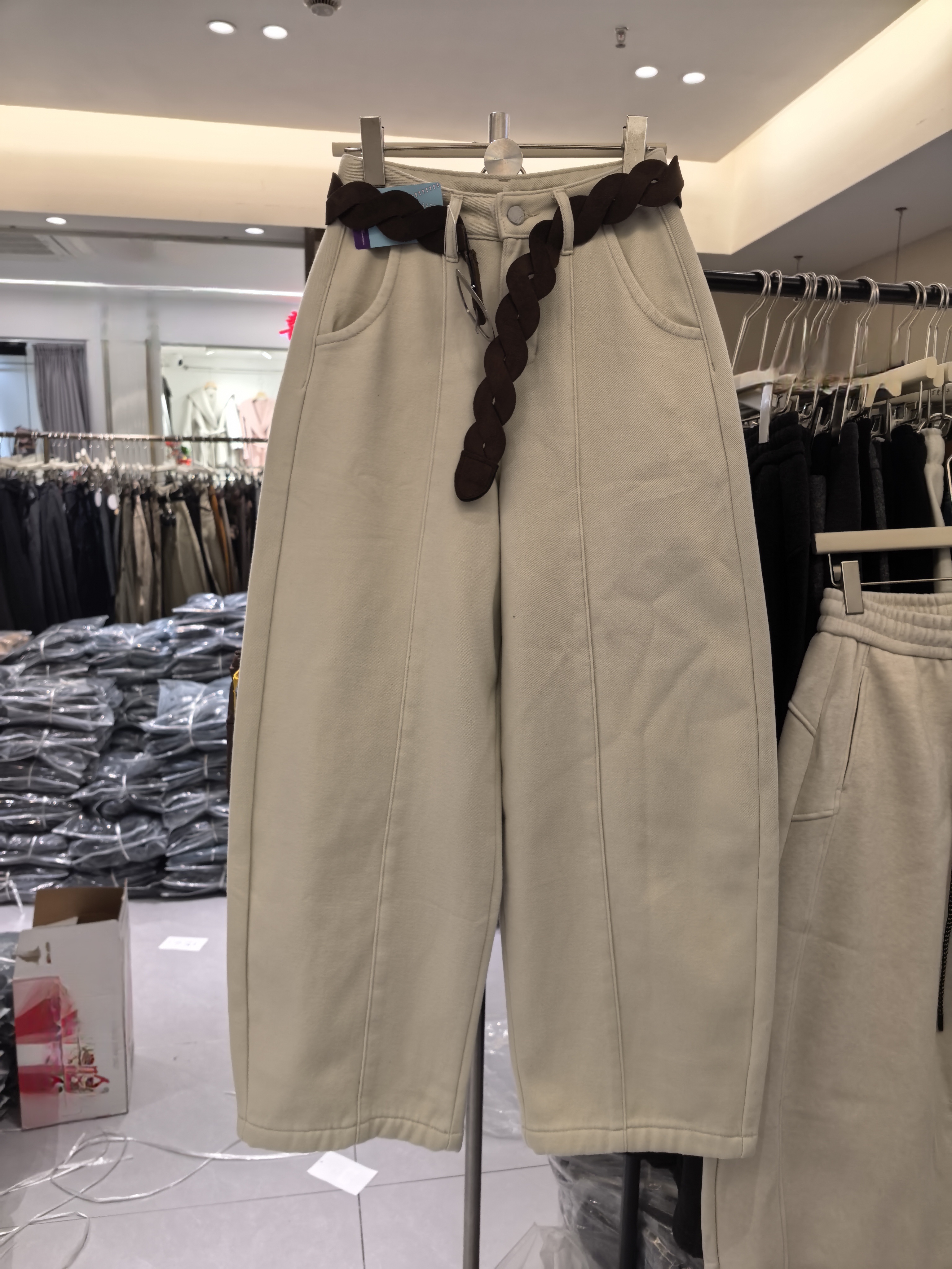 复合绒过冬自留款无弹弯刀裤女秋冬新款欧货麻花编制腰带设计牛仔