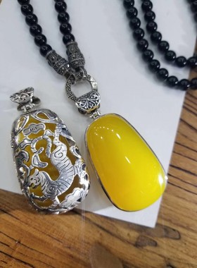 925银镶嵌黄玉髓项坠，背面是生肖老虎，可以正反两面佩戴