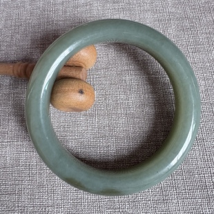 天然和田玉新疆且末蓝一口糖粉蓝瓷蓝正圈显白百搭平安福镯60大圈