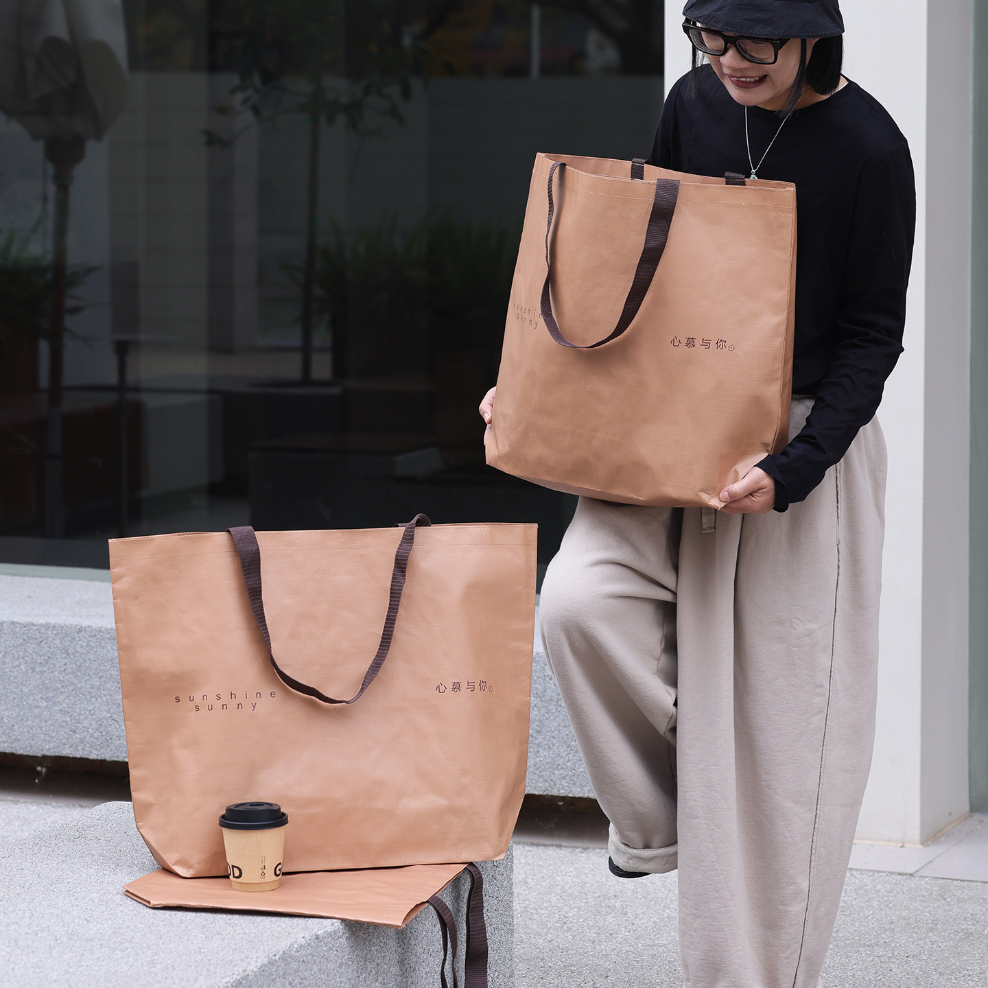 轻奢编织手提袋服装店广告定制图片