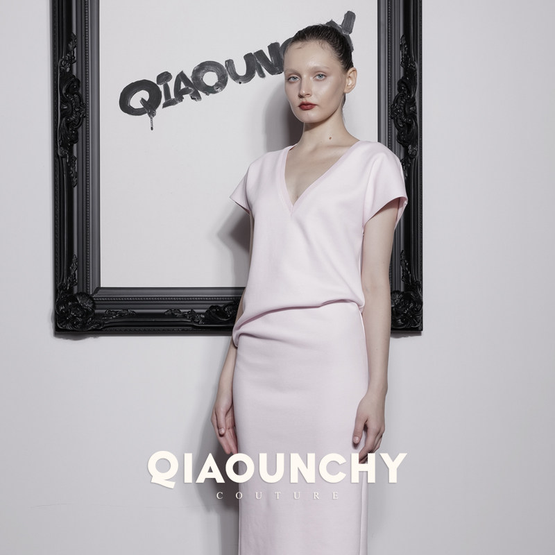 樱花粉 QIAOUNCHY俏云曦｜优雅V领针织修身包臀连衣裙连身裙春夏