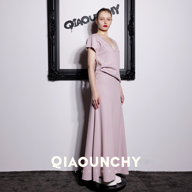 桃花 QIAOUNCHY俏云曦｜粉色针织长款鱼尾半身裙V领T恤26春夏新品