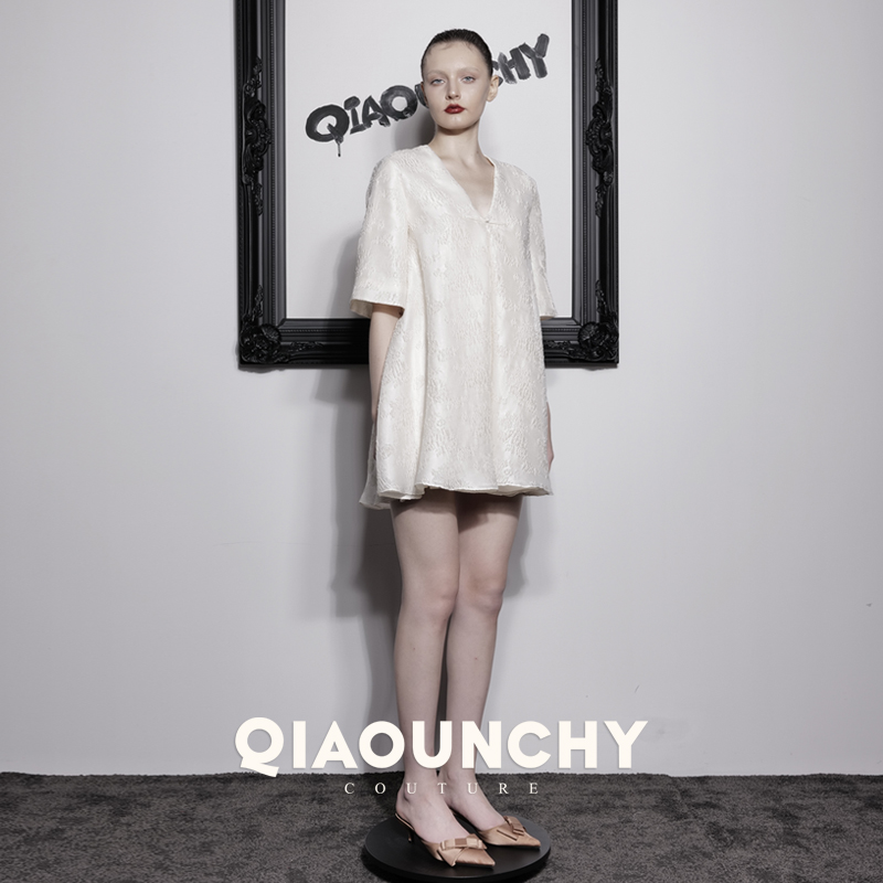 此刻拥有俏云曦V领盘扣连衣裙