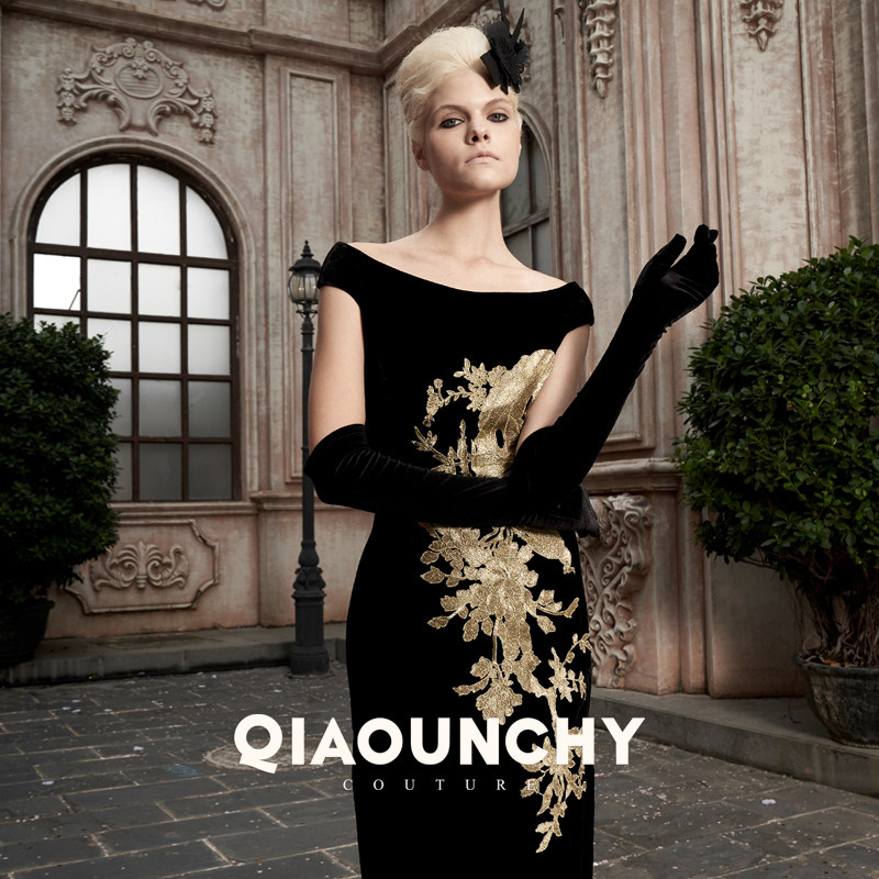 金乌 QIAOUNCHY俏云曦 | 国风高定黑色真丝丝绒过肩袖收腰连衣裙