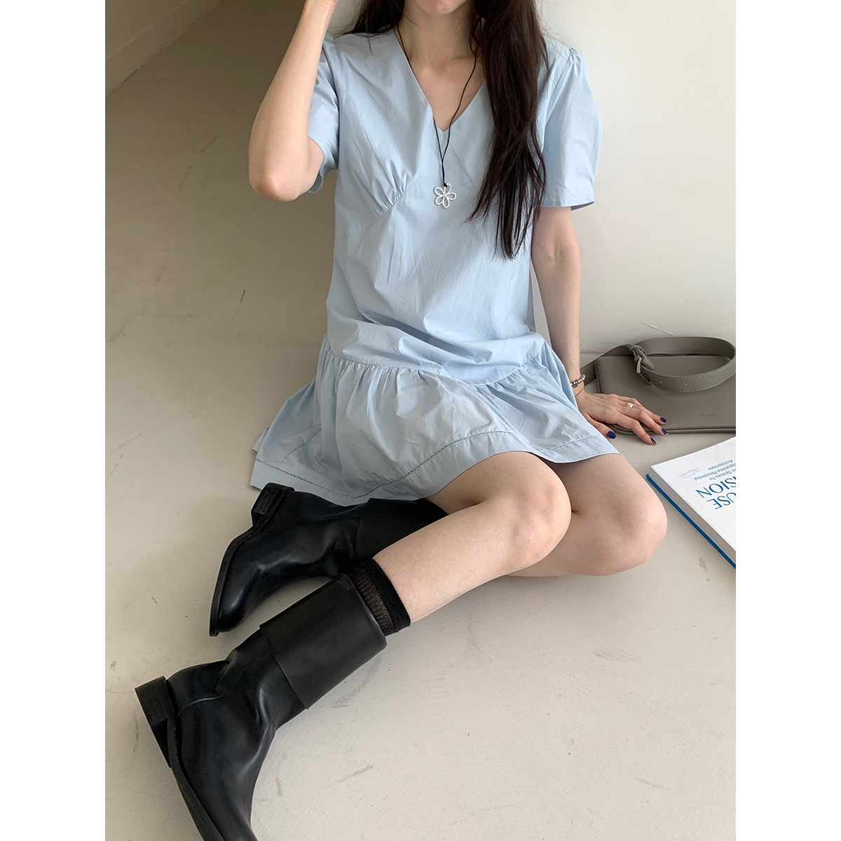 蓝色连衣裙女广州十三行2025夏季新款韩版v领宽松显瘦a字短裙子