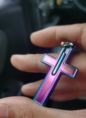 炫彩淬火创意十字架防身合金项链吊坠复古青铜男女情侣袖珍小刀