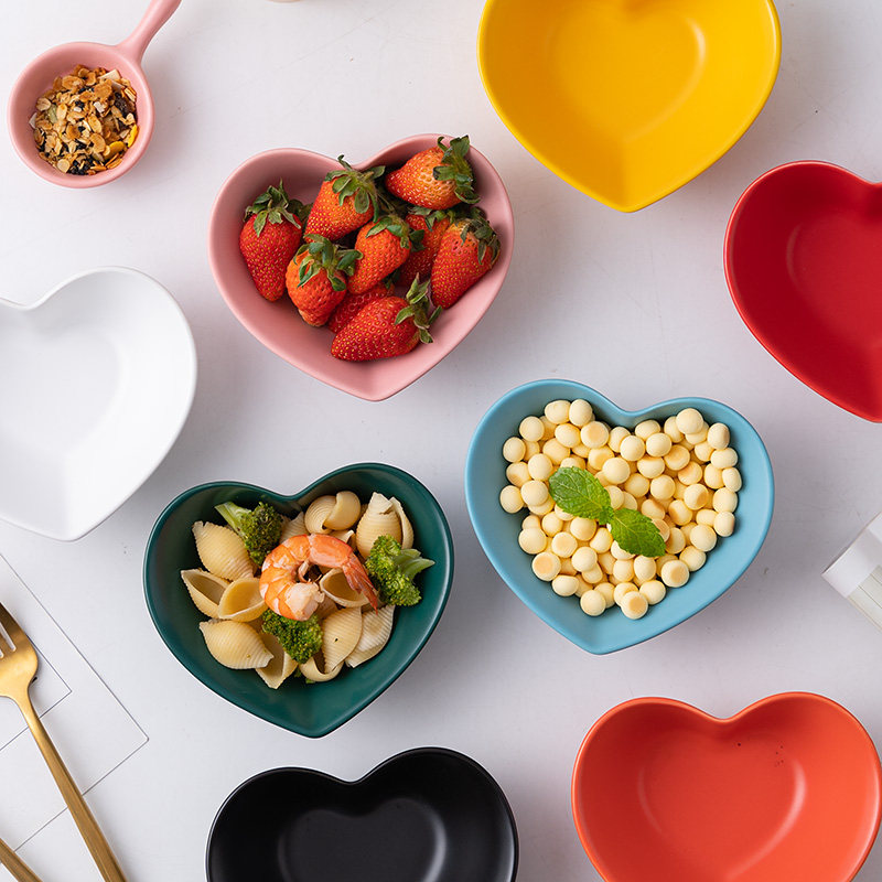 北欧创意水果沙拉点心小吃糖果干果碗茶几客厅家用个性陶瓷心形碗