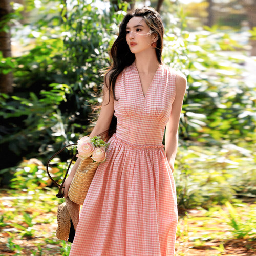 法式粉嫩格子棉麻挂脖度假连衣裙