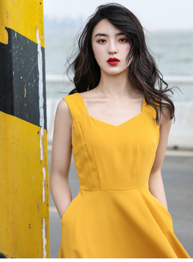 法式复古温柔风连衣裙显瘦黄色背心吊带裙子明媚穿搭气质女夏季