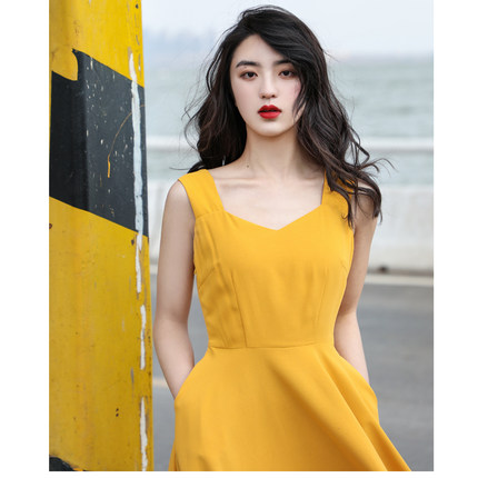 法式复古温柔风连衣裙显瘦黄色背心吊带裙子明媚穿搭气质女夏季