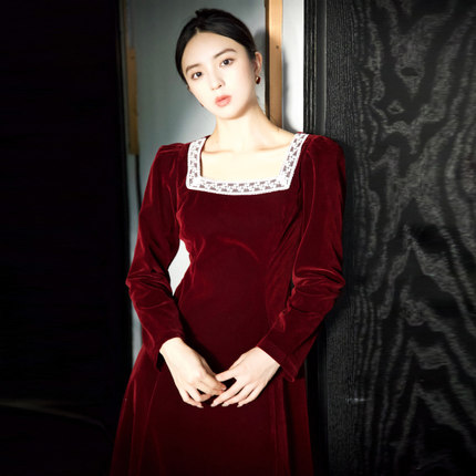 JUJU定制秋冬新款方领法式气质轻奢订婚枣红色丝绒礼服裙连衣裙