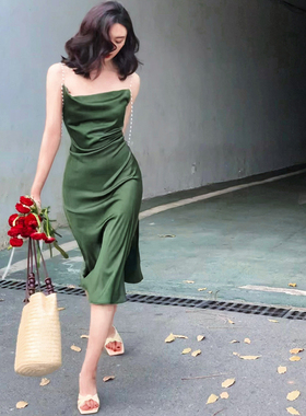 JUJU定制法式珍珠吊带裙高级感缎面连衣裙开叉性感荡领裙甜辣女夏