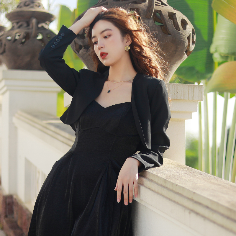 春秋黑色薄款小外套开衫配吊带裙