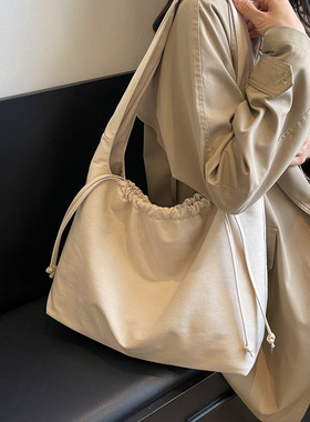 韩版休闲帆布包包女2025新款大容量单肩斜挎包上课抽绳通勤布大包