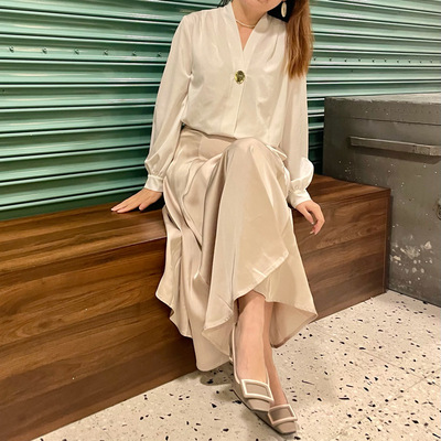 法式优雅轻奢V领金属纽扣衬衫女通勤锻感灯笼袖套头衬衣外套