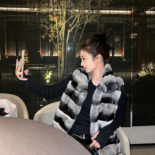 “一起当貂民”龙猫系外套女撞色条纹环保兔毛皮草马甲短款背心