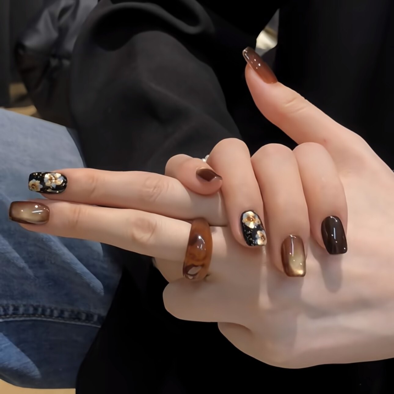 秋冬新款显白深棕琥珀猫眼手绘珐琅花朵短款纯手工穿戴甲贴片美甲