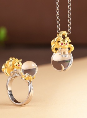 纯银镶嵌白水晶描金工艺狐狸吊坠