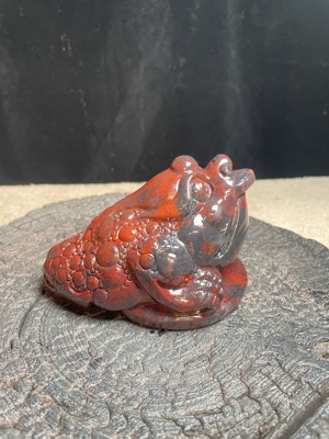 桂林鸡血玉金蟾玉雕手把件