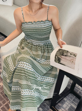 绿色波西米亚吊带连衣裙子女2025年夏季新款中长款收腰修身复古潮