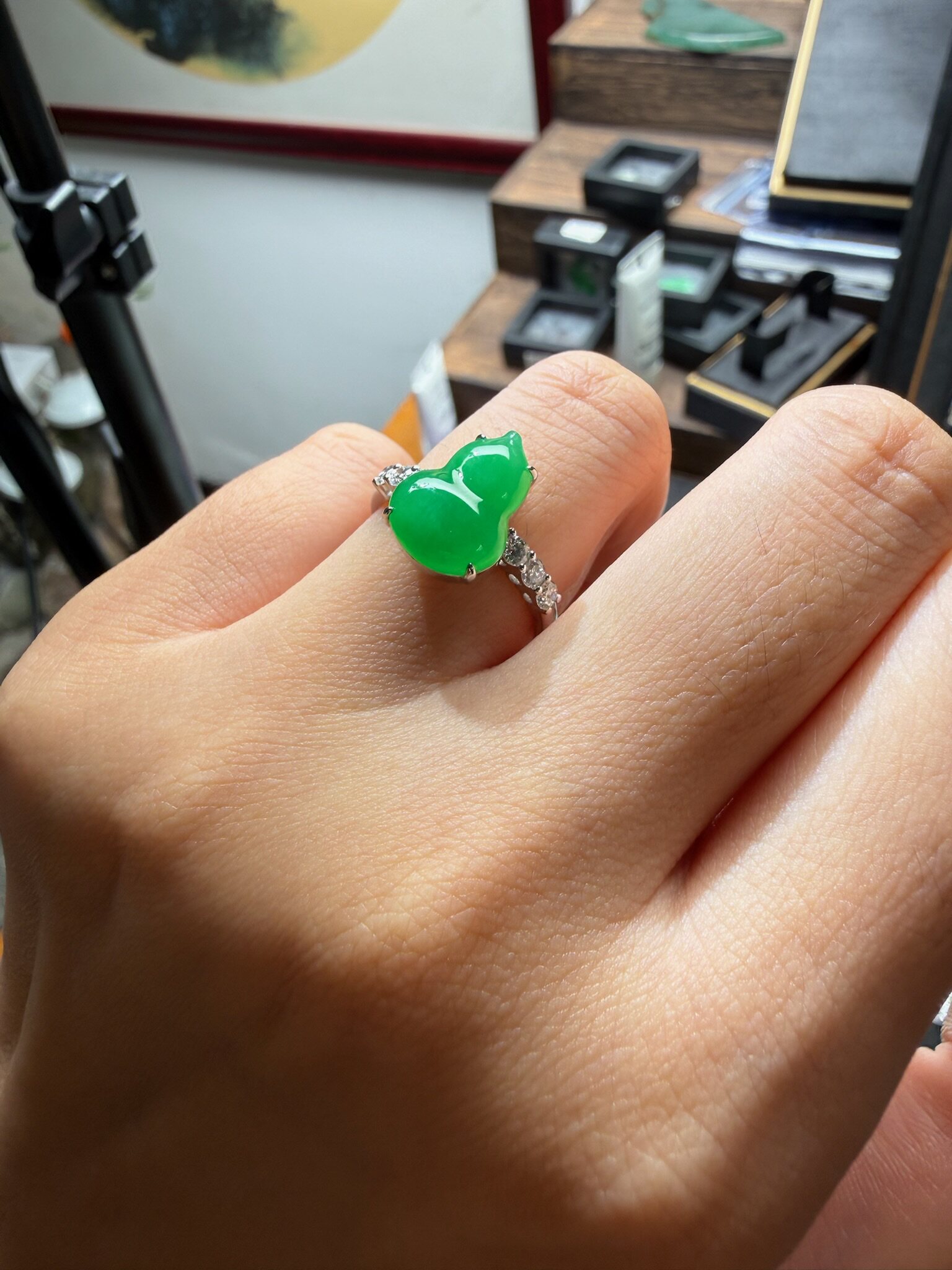 缅甸天然翡翠A货冰种阳绿葫芦戒指18k金镶嵌钻石圈口14.5
