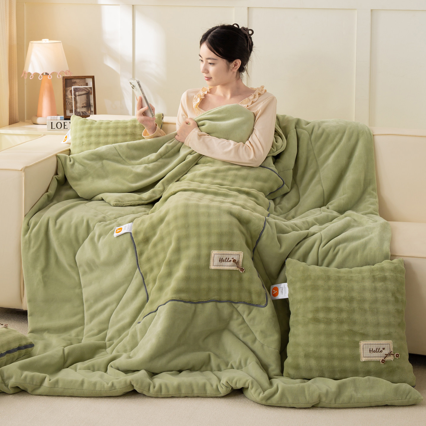 冬季牛奶绒加绒加厚抱枕被子两用午睡办公室汽车靠垫可折叠二合一