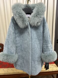 辛集国际皮革城撤柜特价清仓女士绵羊皮真皮真毛狐狸毛领皮毛一体