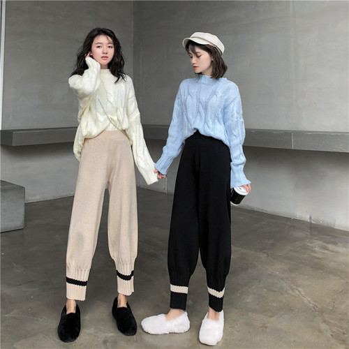 Loose knitted turnip trousers with high waist and straight barrel have been tested in autumn and winter