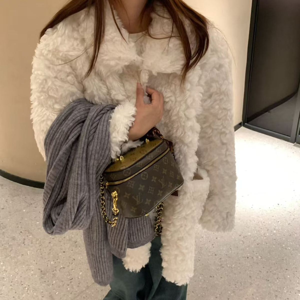 静茹冬上新奶油色系柔软卷毛毛绒短外套86199J