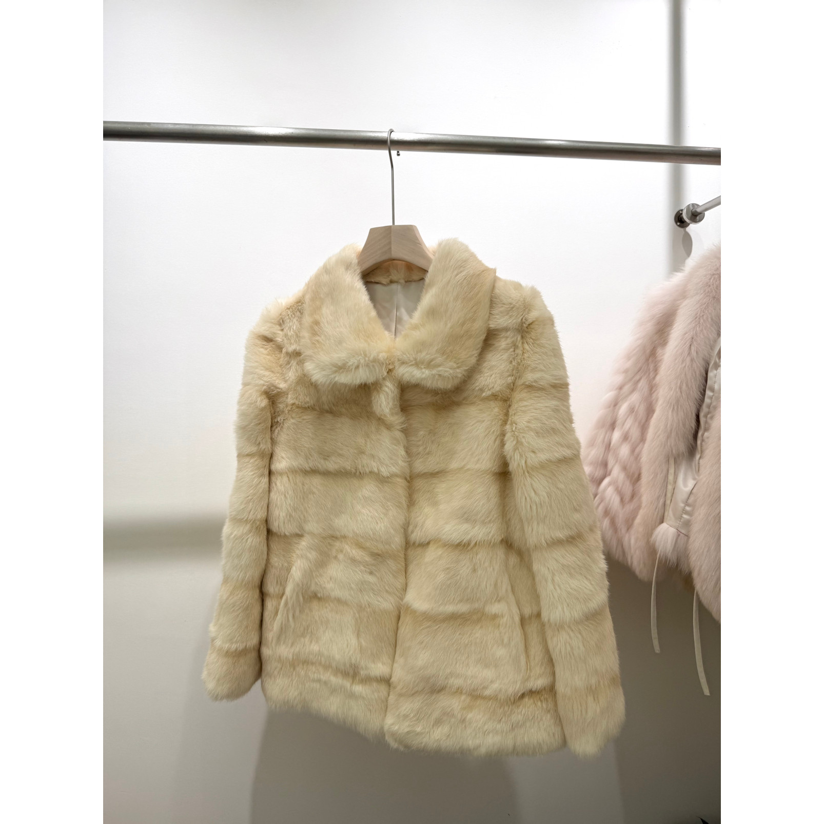 一善服饰冬上新兔兔蜜糖横排整皮兔毛女中长款简约百搭年轻款保暖