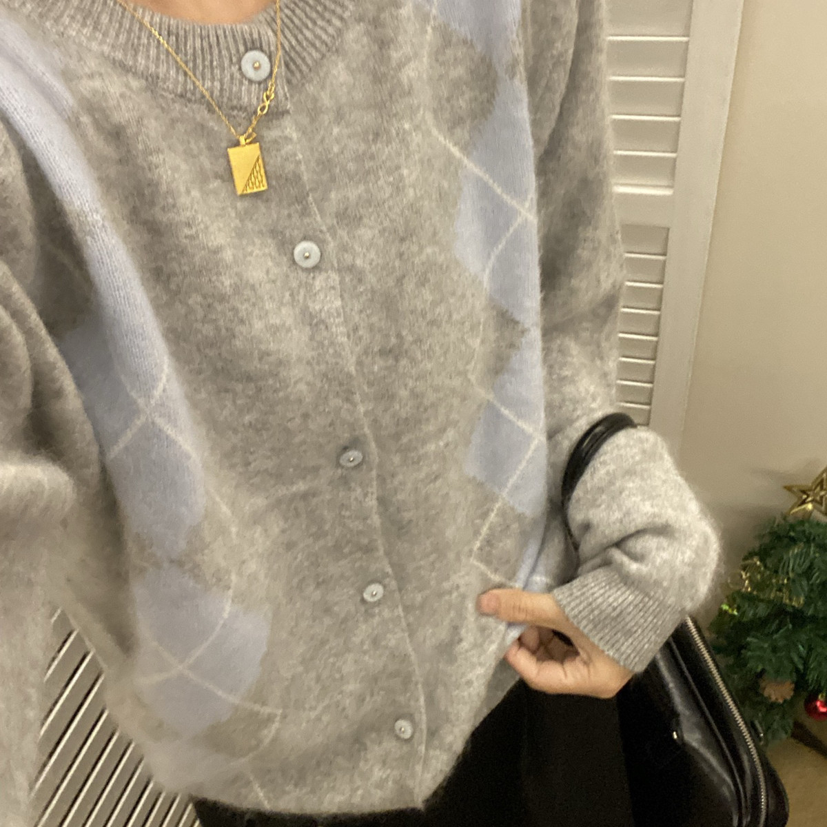 静茹小众时尚拉毛菱格圆领开衫羊绒衫（含94.2绵羊毛）M9-352