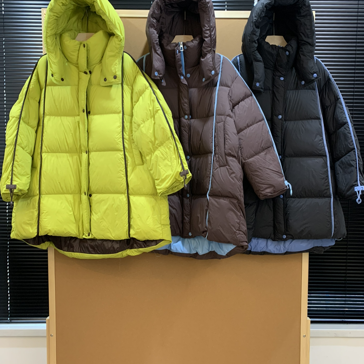 静茹新品高蓬松50绒连帽撞色设计中长款羽绒服(含50白鸭绒)25013