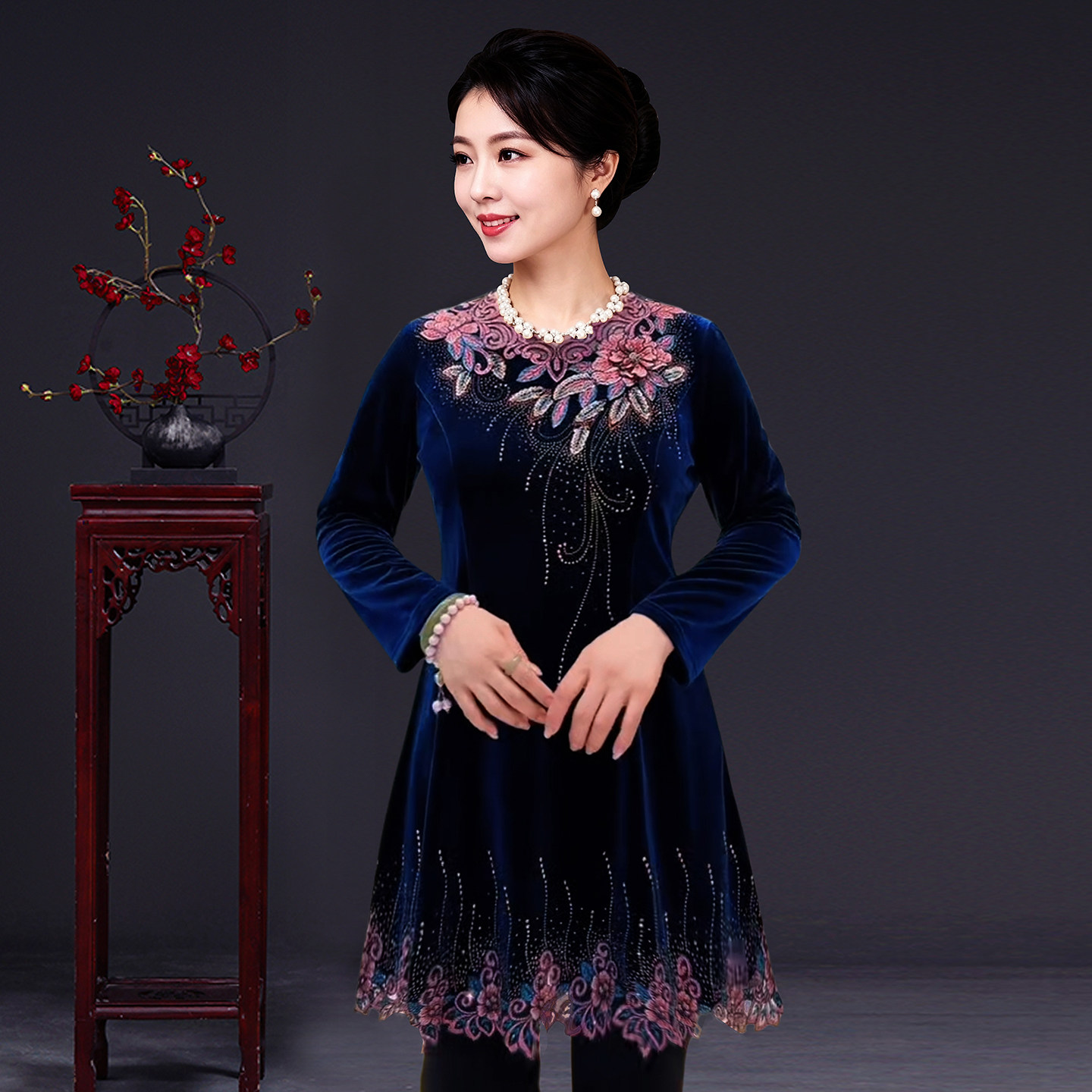 高端中老年女装春秋装上衣中长款气质妈妈大码打底衫刺绣丝绒长袖