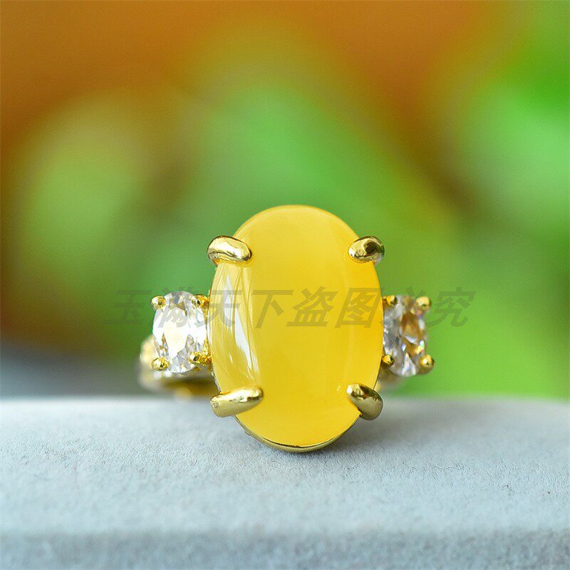 天然蜜蜡琥珀时尚戒指女款椭圆镶嵌鸡油黄指环活口手饰可调节戒圈
