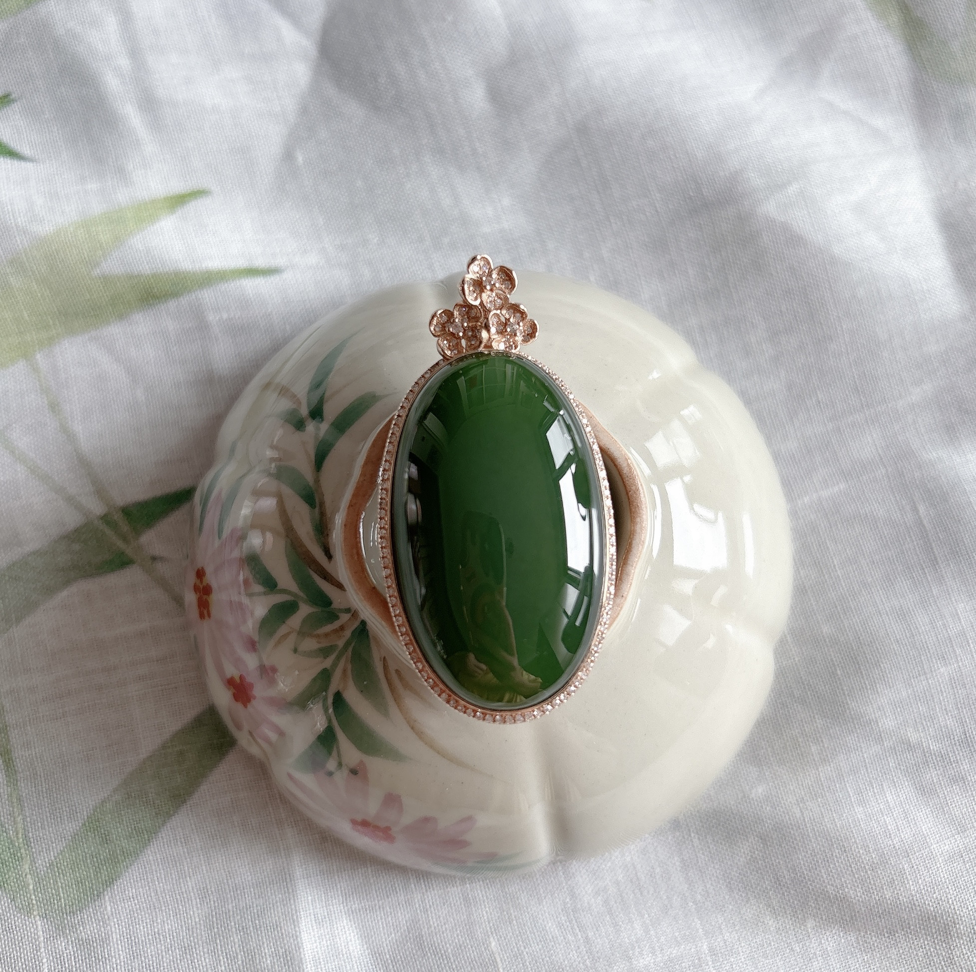 俄料老坑七号矿碧玉18K金镶钻石和田玉老熟油亮菠菜绿大蛋面吊坠