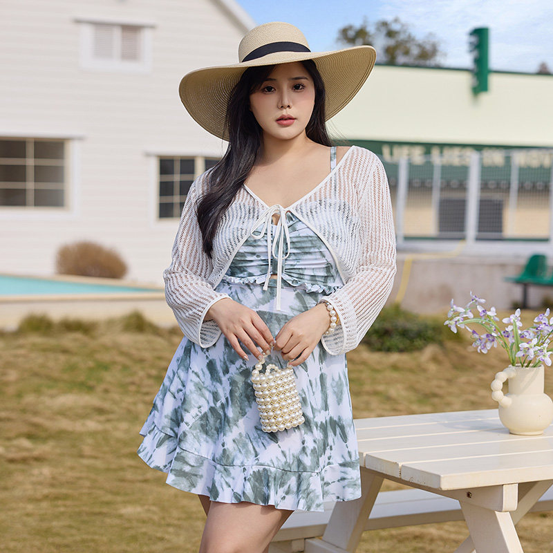 新款泳衣女微胖mm连体裙式平角长袖防晒遮肉大码200斤显瘦高级感