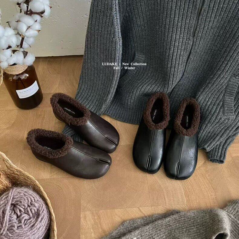 LUDAKE鹿大可 复古小众毛毛分趾单鞋女冬加绒低跟乐福皮鞋猪蹄鞋