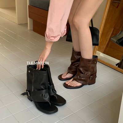TLE MIKELIN 欧美风皮带扣夹趾短靴女2026年新款粗跟百搭裤管凉靴