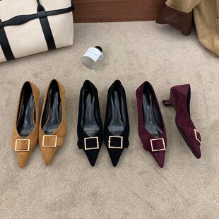 COLORED BEAN MONTH 韩式尖头浅口单鞋女细跟金属扣带百搭高跟鞋
