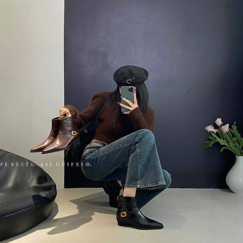 复古设计感尖头皮带扣粗跟短靴