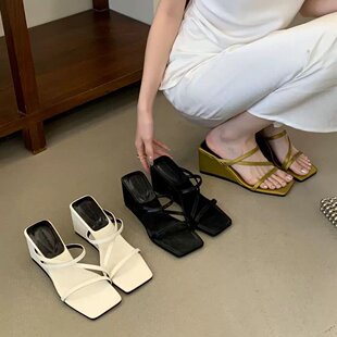 COLORED BEAN MONTH 2026年新款法式坡跟露趾一字拖鞋女外穿高跟