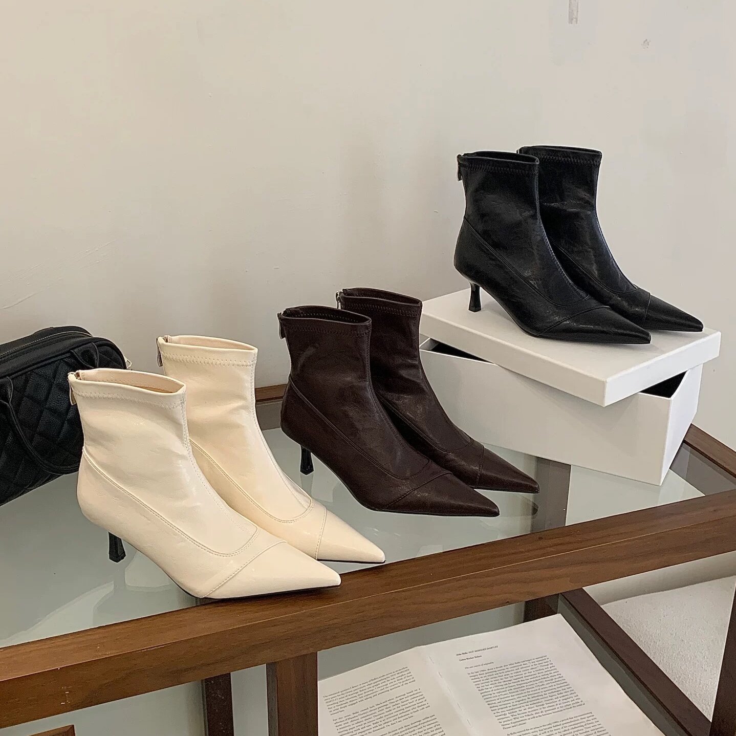 Qianyiya 2025秋冬新款尖头细跟气质短筒瘦瘦靴百搭时尚马丁靴潮