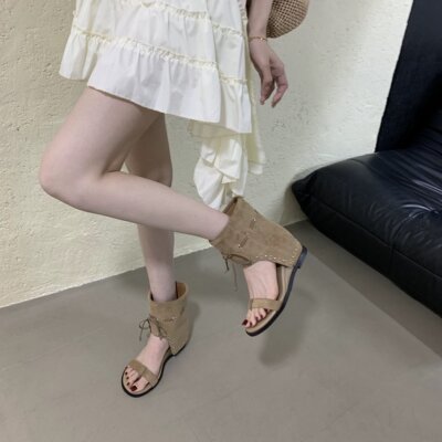 ALILOVER内增高坡跟凉靴女2026夏新款夹趾柳钉系带裤管靴
