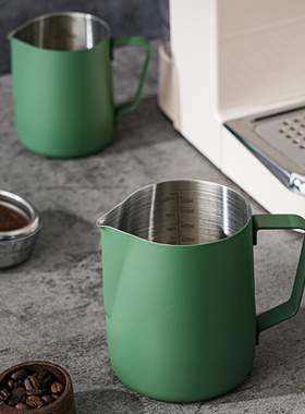 不锈钢咖啡拉花杯深绿色尖嘴加厚奶泡杯带刻度量杯咖啡拉花器具