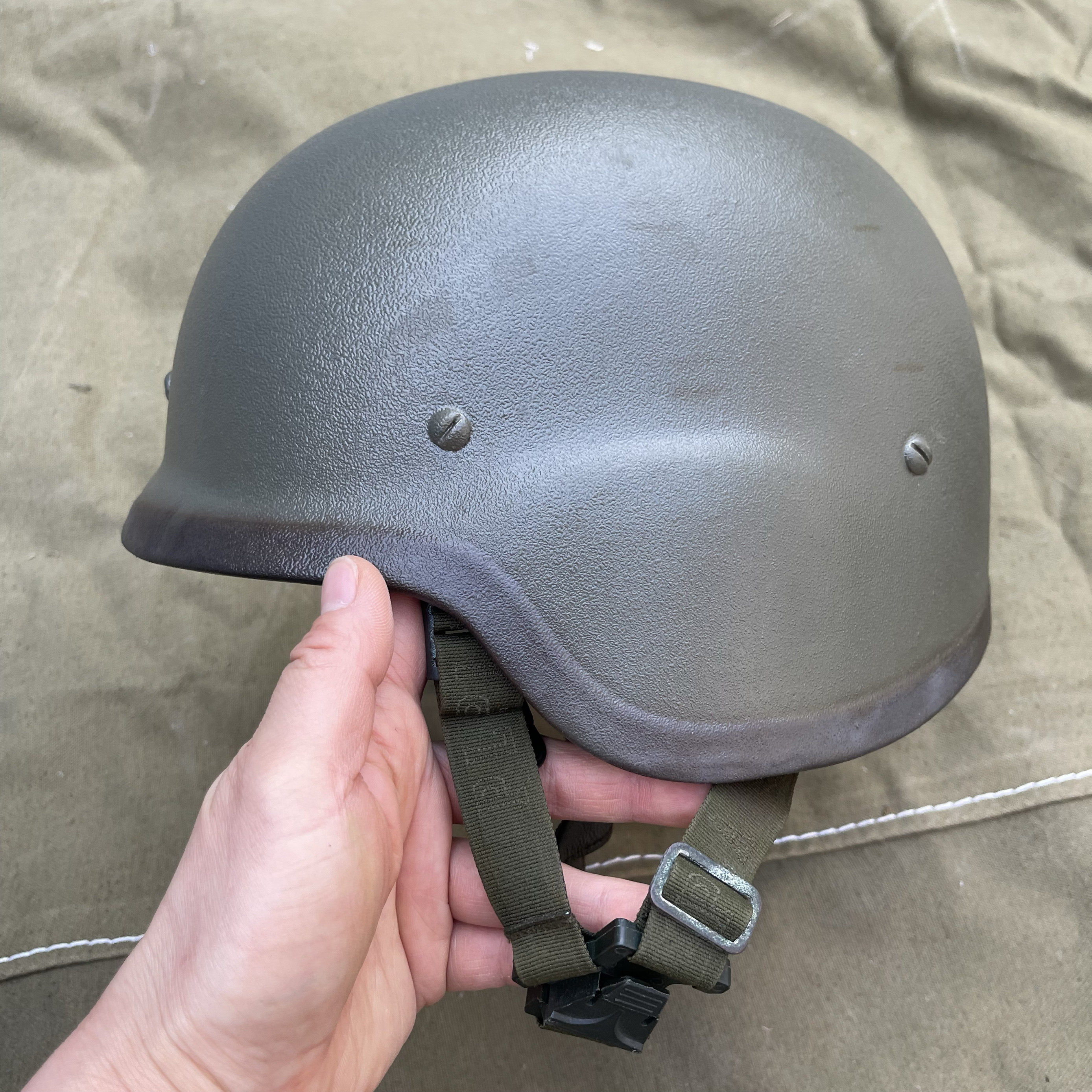 qgf03芳纶头盔战术收藏头盔重1.3公斤左右老库存过期物品适合收藏