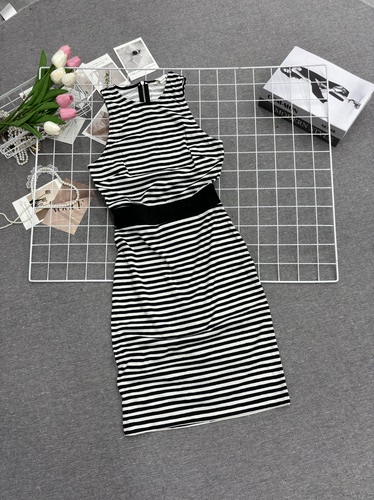 高端时尚简约条纹无袖收腰背心裙女设计感小众修身显瘦减龄裙子