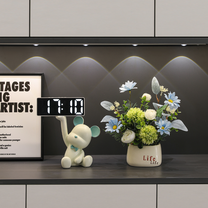 时钟摆件轻奢创意暴力熊台式闹钟