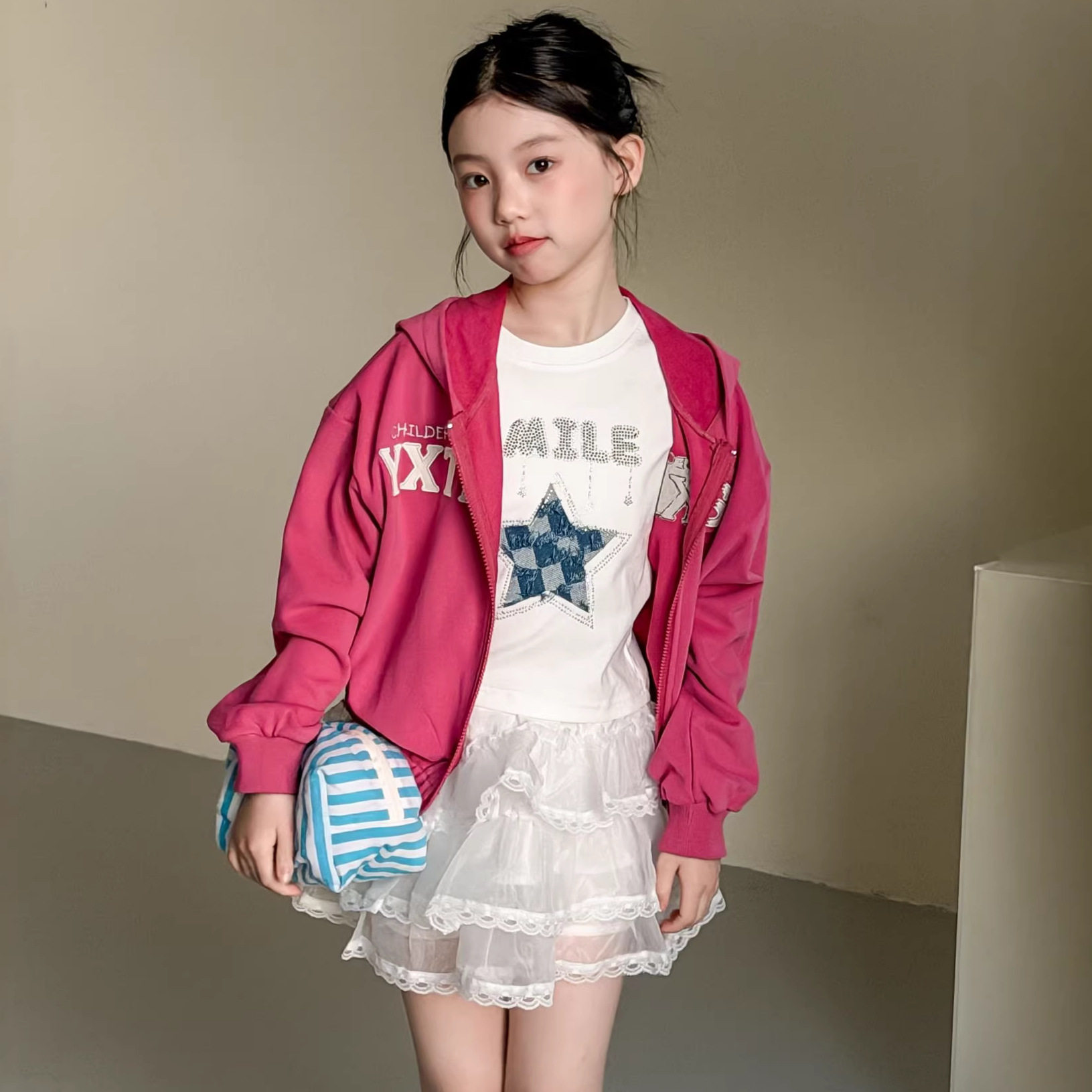 韩系春童装26春季新款女童字母贴布连帽短款外套女宝洋气卫衣上衣